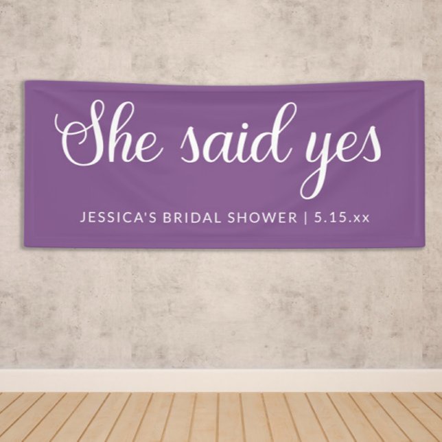Lona Blanco Púrpura Dijo Sí Cartel De Ducha Bridal (Purple "She said Yes" bridal shower sign personalized with a name and date.)