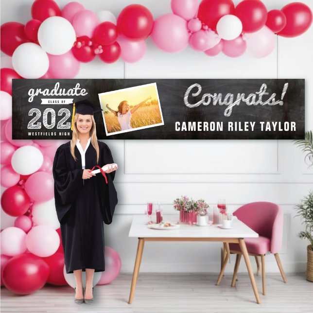 Lona Boceto en Pizarra Clase de 2026 Foto Fiesta de Gra (20YY Black Chalkboard & White Sketch 1 Photo Graduation Party Banner @ www.zazzle.com/color_therapy)
