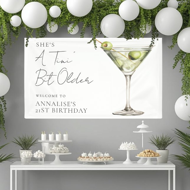 Lona Cartel de bienvenida de cumpleaños Martini Un Poco (Tini Bit Older Martini Birthday Party Welcome Sign)