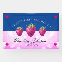 Chica del partido de los cumpleaños de fresas rosa