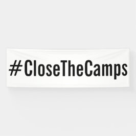 Lona #CloseTheCamps texto negro en negrita sobre protes