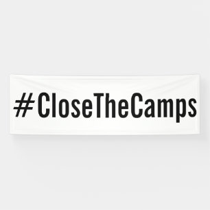 Lona #CloseTheCamps texto negro en negrita sobre protes