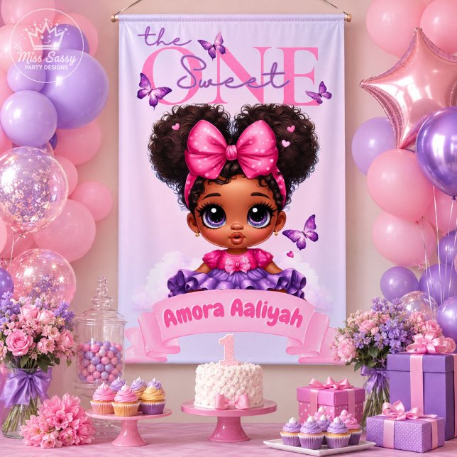 Lona Cumpleaños de Sweet ONE Niña Morada con Afro Puff (Sweet ONE birthday banner with Afro puff Black baby girl, pink bow, purple dress, and butterflies.)
