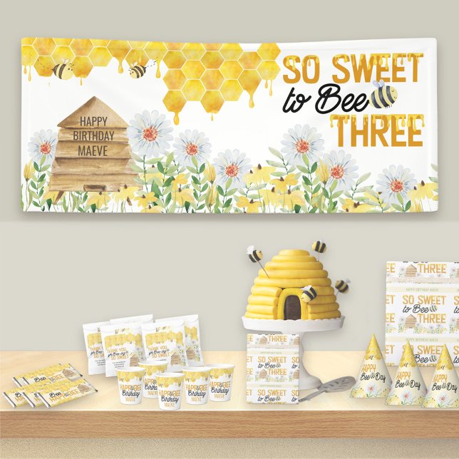 Lona Dulce por ser el tercer Fiesta de cumpleaños de tr (Set the bee theme with a birthday banner .. So Sweet to Bee Three for your little ones 3rd birthday.)