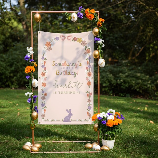 Lona El conejo floral de Pascua Somebunny tiene un cump (Floral Easter Bunny Somebunny’s Having a Birthday Banner)