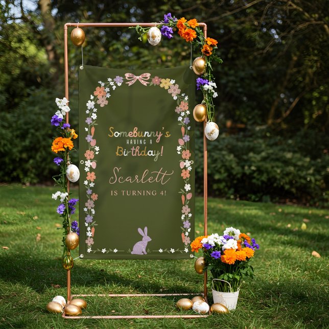 Lona El conejo floral de Pascua Somebunny tiene un cump (Floral Easter Bunny Somebunny’s Having a Birthday Banner)