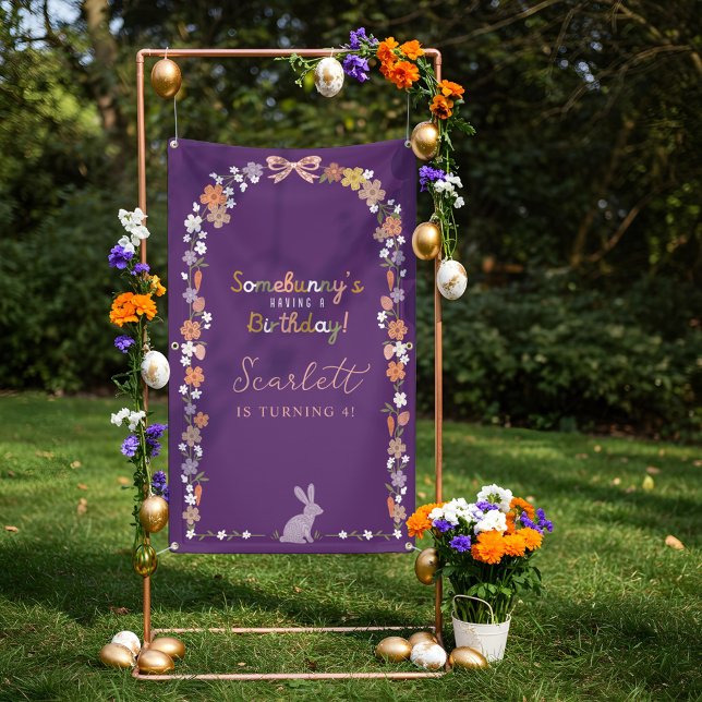Lona El conejo floral de Pascua Somebunny tiene un cump (Floral Easter Bunny Somebunny’s Having a Birthday Banner)