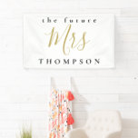 Lona El futuro de la tipografía negra de la señora Surn<br><div class="desc">Perfecto para la ducha de novia o la soltera, este diseño tipográfico tiene el nombre de la futura señora y el apellido y es totalmente personalizable. Puede personalizar fácilmente el texto y también puede cambiar el estilo de fuente y el color del texto y del fondo a través de la...</div>
