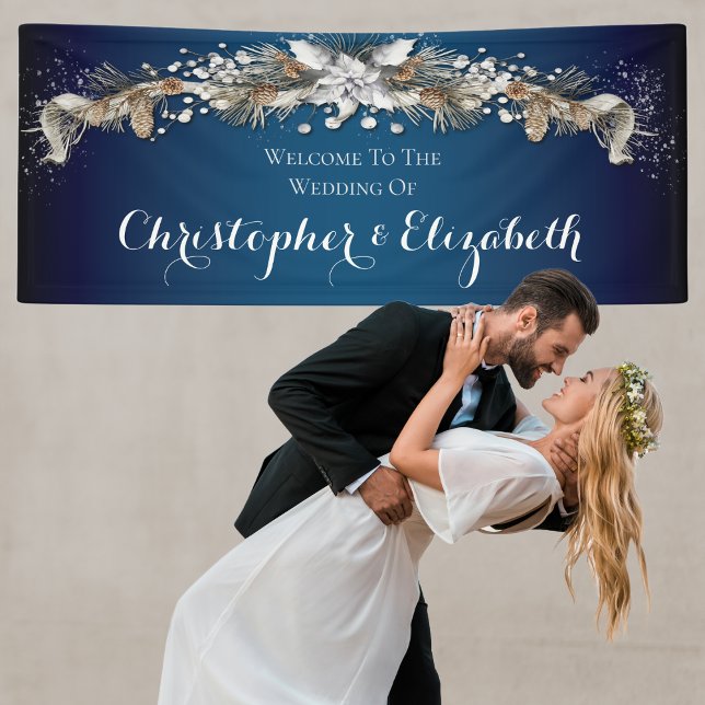 Lona Elegante Boda de invierno plateado Floral Bienveni (Winter themed wedding welcome banner with names. Elegant gold and blue tones. Floral swag,)