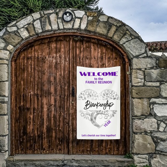 Lona Familia personalizado Reunión Árbol de arte del co (Welcome family with a heart tree art on white with purple text vertical format reunion banner.)