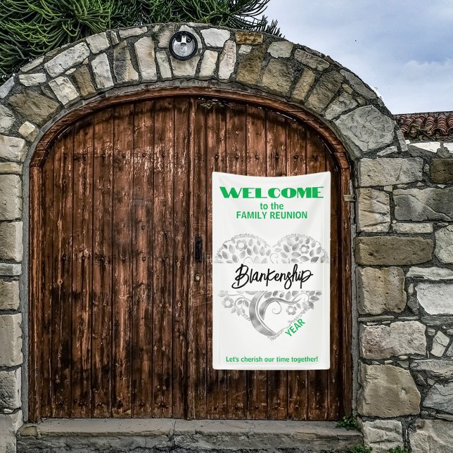 Lona Familia personalizado Reunión Árbol de arte del co (Welcome family with a heart tree art on white with green text vertical format reunion banner.)