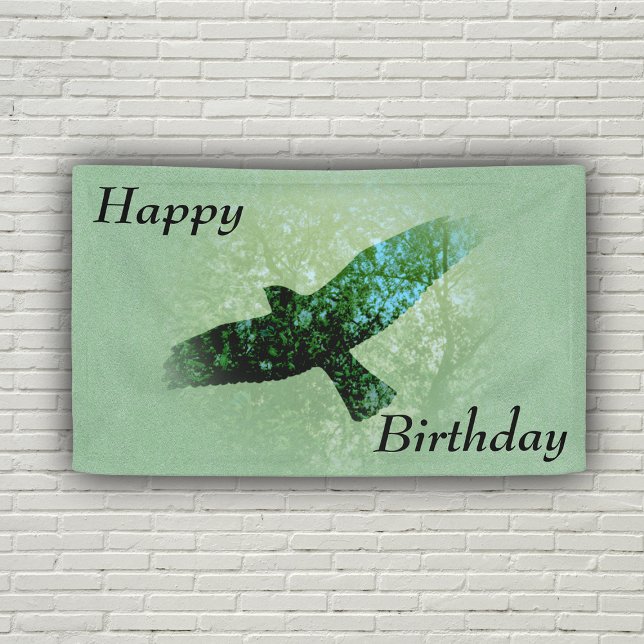 Lona Feliz cumpleaños Flying Black Crow Trees Green (Flying black crow in treetops on green Happy Birthday Banner.)