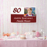 Lona Fondo fotográfico Red 80th Birthday Party<br><div class="desc">Cartel de fondo fotográfico de la fiesta de cumpleaños 80 de la Red. Este moderno telón de fondo de cumpleaños de 80 años es de colores rojo oscuro y blanco. Añade tu foto,  personaliza con tu nombre y cualquier texto en el cartel.</div>