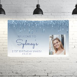 Lona Foto: Purpurina azul Drip 21st Birthday Banner<br><div class="desc">Bienvenidos a esta moda, glamurosa pancarta de fotos fiesta de 21 años, con un brillante borde azul turbio de goteo purpurina y un fondo azul oscuro. Reemplace fácilmente la imagen de muestra con una foto del invitado de honor. Personalízalo con su nombre en escritura a mano azul, con la ocasión...</div>