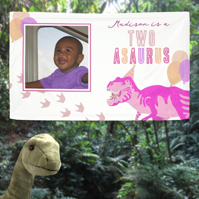 Lona Foto Rosa T-Rex Cualquier Fiesta de edad de los ni (It's easy to add your child's name and photo to this pink dinosaur birthday party banner sign)