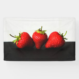 Lona Fresas En Blanco Sobre Bandera Negra