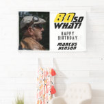 Lona Funny 80, así que qué cita foto 80 cumpleaños<br><div class="desc">Gracioso 80,  así que qué cartel de la fiesta de cumpleaños número 80 de la cita. Un texto motivacional y divertido 80 Así que lo que es genial para una persona con sentido del humor. El texto es de color amarillo y negro. Agrega tu foto y personaliza el cartel.</div>