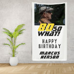 Lona Funny 80, así que qué cita foto 80 cumpleaños<br><div class="desc">Gracioso 80,  así que qué cartel de la fiesta de cumpleaños número 80 de la cita. Un texto motivacional y divertido 80 Así que lo que es genial para una persona con sentido del humor. El texto es de color amarillo y negro. Agrega tu foto y personaliza el cartel.</div>