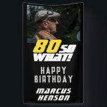 Lona Funny 80, así que qué cita foto 80 cumpleaños<br><div class="desc">Gracioso 80, así que qué cartel de la fiesta de cumpleaños número 80 de la cita. Un texto motivacional y divertido 80 Así que lo que es genial para una persona con sentido del humor. El texto es de color amarillo y blanco sobre un fondo negro. Agrega tu foto y...</div>