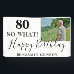 Lona Funny 80 So What 80th Birthday Party Photo<br><div class="desc">Banner moderno de la fiesta de cumpleaños 80 con una foto personalizado, inspiradora y graciosa cita 80 así que qué y texto en escritura a la moda con un nombre. Personaliza el cartel con tu foto, tu nombre y el número de edad, y haz tu propio banner de fiesta de...</div>