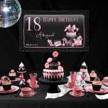 Lona Glam Pink Black Fashion 18th Birthday Party<br><div class="desc">Glamoroso diseño de 18 años inspirado en la costura francesa, rosa y negro, con pastel de caja gorra, estilettos rosas y una bolsa de maquillaje entre varios regalos de cumpleaños sin abrir y deliciosos quequitos. Perfecto para celebrar fiestas de cumpleaños. La edad se crea en un tipo de letra falso...</div>