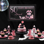 Lona Glam Pink Black Fashion 80th Birthday Party<br><div class="desc">Glamoroso diseño de 80 años inspirado en la costura francesa, rosa y negro, con pasteles de gorra, estilettos rosas y una bolsa de maquillaje entre varios regalos de cumpleaños sin abrir y deliciosos pastelitos. Perfecto para celebrar fiestas de cumpleaños. La edad se crea en un tipo de letra falso purpurina...</div>