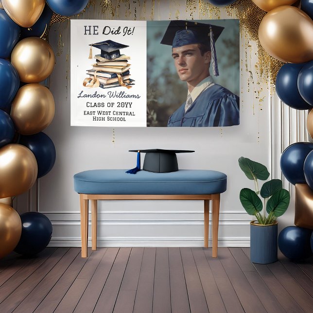 Lona Grad Cap | Libros Graduación Foto Que Hizo ("HE Did It!" Graduation Cap | Stack of Books with Graduate's Photo, Name, Class Year, School Banner)