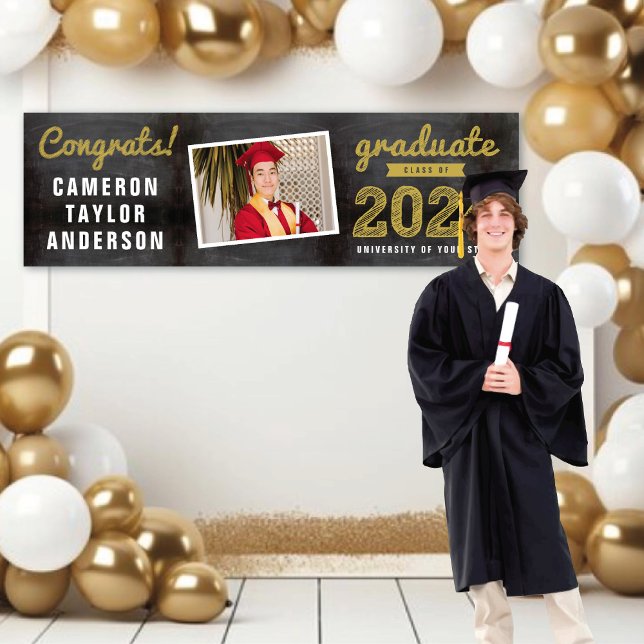 Lona Graduación de fotos de Chalkboard Sketch 2025 Cong (2024 Black Chalkboard & Gold Sketch One Photo Graduation Party Banner @ www.zazzle.com/color_therapy)
