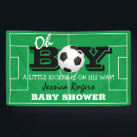 Lona Guay 'Oh Boy' Football Soccer Sport Baby Shower<br><div class="desc">Este cartel de "Oh Boy" dedicado al fútbol es para todos los amantes del fútbol. Con un campo de fútbol como fondo,  el texto "¡UN PEQUEÑO KICKER ESTÁ EN SU CAMINO!",  texto en blanco y negro,  fútbol y una estampa de ducha deportiva para bebés que es fácil de personalizar.</div>
