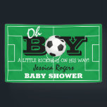 Lona Guay 'Oh Boy' Football Soccer Sport Baby Shower<br><div class="desc">Este cartel de "Oh Boy" dedicado al fútbol es para todos los amantes del fútbol. Con un campo de fútbol como fondo,  el texto "¡UN PEQUEÑO KICKER ESTÁ EN SU CAMINO!",  texto en blanco y negro,  fútbol y una estampa de ducha deportiva para bebés que es fácil de personalizar.</div>