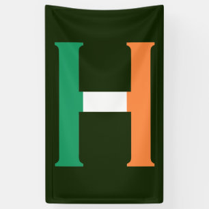 Lona H Monograma colocado sobre la bandera irlandesa (v
