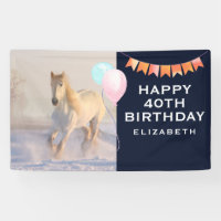 Hermosa Gallopaje de Caballo Blanco en la Nieve