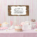 Lona Leopard Animal Print Kids Birthday Fiesta<br><div class="desc">Cartel de bienvenida de fiesta de cumpleaños de niños con huellas de animales leopardo.</div>
