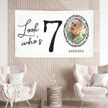 Lona Look Who's Setenta Photo 70th Birthday<br><div class="desc">Captura el hito de cumplir 70 años de una manera inolvidable con nuestro banner de la fiesta de cumpleaños 70 de nuestro personalizado. Ablazado con una frase divertida y descarada "Mira quién tiene 70 años", este cartel añade un toque personal único con tu fabulosa foto reemplazando el cero en 70,...</div>
