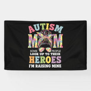 Lona Madre con autismo criando héroe pelo desordenado a