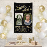 Lona Mira quién es 70 Black & Gold 2 Photo Birthday Par<br><div class="desc">¡Mira quién tiene 70 años! Celebra un feliz cumpleaños número 70 para él o ella con un cartel vertical de fotos de personalizado 2. Las imágenes y la redacción de esta plantilla son fáciles de personalizar. (IMAGEN PLACEMENT TIP: Una manera fácil de posicionar una foto exactamente como quieres es recortarla...</div>