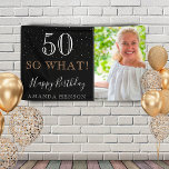 Lona Modern Funny 50 So What 50th Birthday Photo<br><div class="desc">Modern Funny 50 Así Que Qué Cartel De 50 Años De Fiesta Fotográfico. Gran señal para la fiesta de cumpleaños 50 con una foto personalizado, inspiradora y graciosa cita 50 así que qué y texto en escritura a moda con un nombre. El fondo es negro y el texto es blanco...</div>
