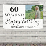 Lona Modern Funny 60 So What 60th Birthday Party Photo<br><div class="desc">Modern Funny 60 Así Que Qué Cartel De Fotos De La Fiesta De Cumpleaños 60. Gran señal para la fiesta de cumpleaños 60 con una foto personalizado, inspiradora y graciosa cita 60 así que qué y texto en escritura a moda con un nombre. El fondo es blanco y el texto...</div>