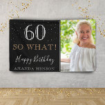 Lona Modern Funny 60 So What 60th Birthday Photo<br><div class="desc">Modern Funny 60 Así Que Qué Cartel 60th Birthday Photo Fiesta. Gran señal para la fiesta de cumpleaños 60 con una foto personalizado, inspiradora y graciosa cita 60 así que qué y texto en escritura a moda con un nombre. El fondo es negro y el texto es blanco y dorado....</div>