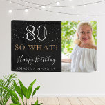 Lona Modern Funny 80 So What 80th Birthday Photo<br><div class="desc">Modern Funny 80 Así Que Cartel Del Fiesta De Fotos De 80 Años. Gran señal para la fiesta de cumpleaños 80 con una foto personalizado, inspiradora y graciosa cita 80 así que qué y texto en escritura a la moda con un nombre. El fondo es negro y el texto es...</div>