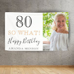 Lona Moderno Divertido 80 Y Qué 80 Cumpleaños Foto<br><div class="desc">Bandera de fiesta de cumpleaños número 80 divertida y moderna con foto personalizada para decorar la fiesta de cumpleaños número 80. Excelente cartel para la fiesta de cumpleaños número 80 con una foto personalizada, cita inspiradora y divertida "80 ¿y qué?" y texto con nombre en una tipografía de moda. El...</div>
