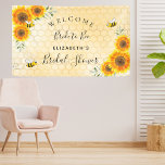 Lona Novias Shower girasoles novia en la novia<br><div class="desc">Un patrón de abeja amarillo y dorado como fondo. Decorada con girasoles de color amarillo claro y naranja y abejas sonrientes felices. Con el texto: Bienvenido. Personalice y agregue el nombre de la novia a la abeja. El texto: Bride to Bee y Bridal Shower está escrito con un moderno guión...</div>