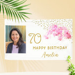 Lona Orquid Watercolor Gold Purpurina 70th Birthday Pho<br><div class="desc">Pancarta de fotos de la fiesta de cumpleaños 70 del Purpurina de oro Orquídea Rosa Watercolor. Moderna fiesta de cumpleaños 70 floral con una hermosa orquídea acuarela rosa y un falso purpurina de oro. Añade tu foto y nombre.</div>