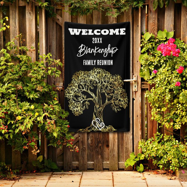 Lona Personalizado de arte del viejo árbol de oro de la (Welcome family on a vertical format reunion banner with a rustic tree on black with white text.
)