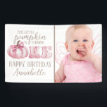 Lona Pink This Little Pumpkin Photo First Birthday Fies<br><div class="desc">Dulce esta calabaza se está volviendo una, banner de la fiesta de cumpleaños. Con una calabaza acuática rosa con un arco y tu foto favorita. El banner también tiene una plantilla de banner de fiesta de cumpleaños moderna y fácil de personalizar, los estilos de letra, tamaños y colores se pueden...</div>