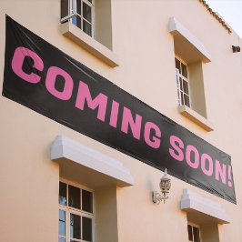 Lona Próximamente el texto promocional en negro y rosa