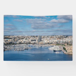 Lona Puerto de Sliema con edificios modernos y barcos