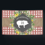Lona Red Gingham Burlap Pig Floral Birthday Bbq<br><div class="desc">Diseño de gingham roja con burlap con diseño geométrico de pizarra con silueta de cerdo rodeado de flores silvestres de ojos negros y vegetación. Personalice el texto.</div>