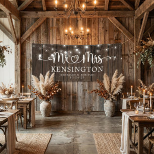 Lona Rustic Mr Mrs Heart Script ilumina a Boda de mader