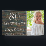 Lona Rustic Wood 80 So What 80th Birthday Photo<br><div class="desc">Rustic Wood 80 Así que, ¿Qué es el cartel de la Fiesta de fotos de los 80 años? Gran señal para la fiesta de cumpleaños 80 con una foto personalizado, inspiradora y graciosa cita 80 así que qué y texto en escritura a la moda con un nombre. El fondo es...</div>